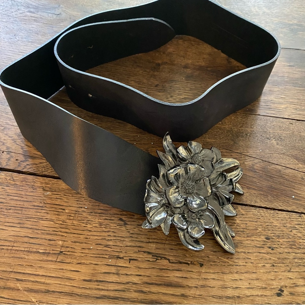 VTG Sisley Black Leather and Silver Floral Embellished Belt size small